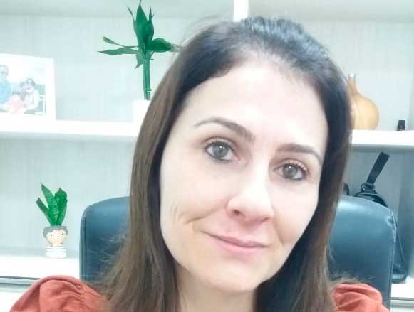 Fonoaudióloga alerta que sussurrar é tão prejudicial para a voz quanto gritar