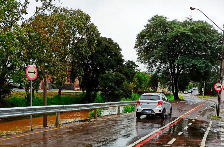 Marginal do Lonqueador ganha guard rail para evitar quedas de veículos no rio