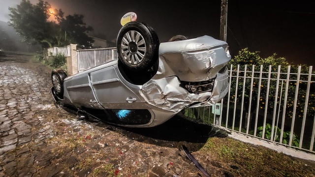 Jovem ganha carro de presente e capota no mesmo dia
