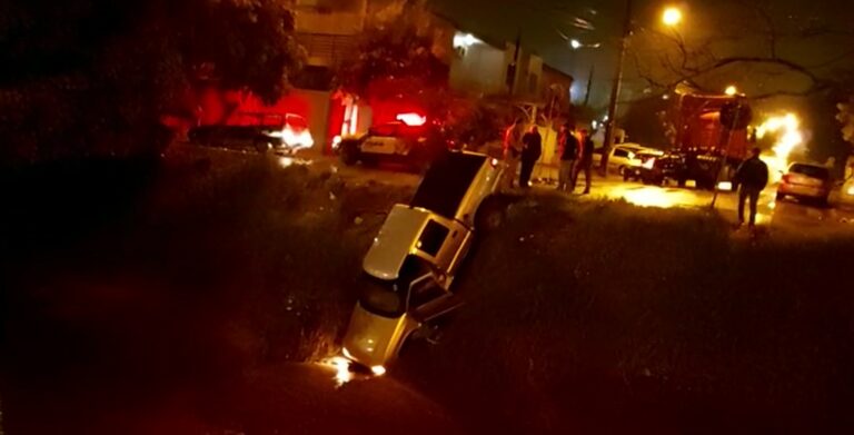 Caminhonete cai no Rio Lonqueador após motorista perder o controle