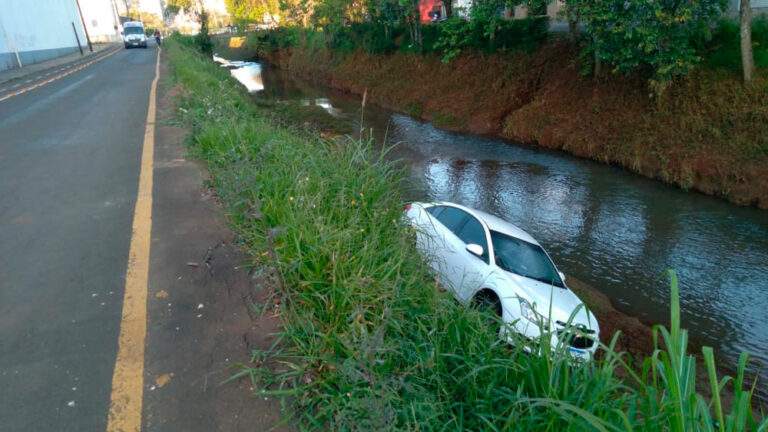 Carro cai no Rio Lonqueador