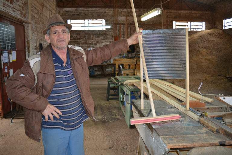 João Corá fabrica, vende e administra fábrica de rodos e esfregadeiras