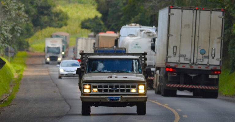 Lei do farol baixo mudou, mas passa despercebida por muitos motoristas