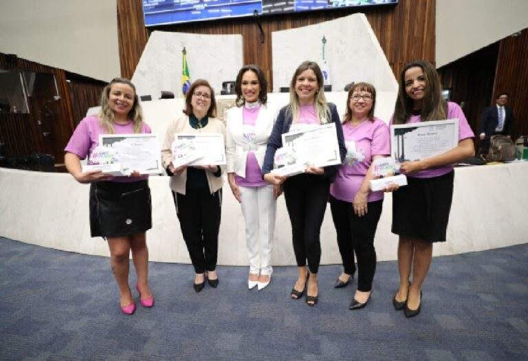 Assembleia concede homenagem a pessoas que colaboram para conscientização sobre doenças raras