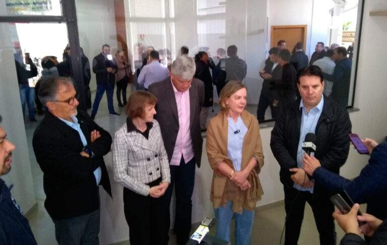 Gleisi diz que governo está montando base no Congresso