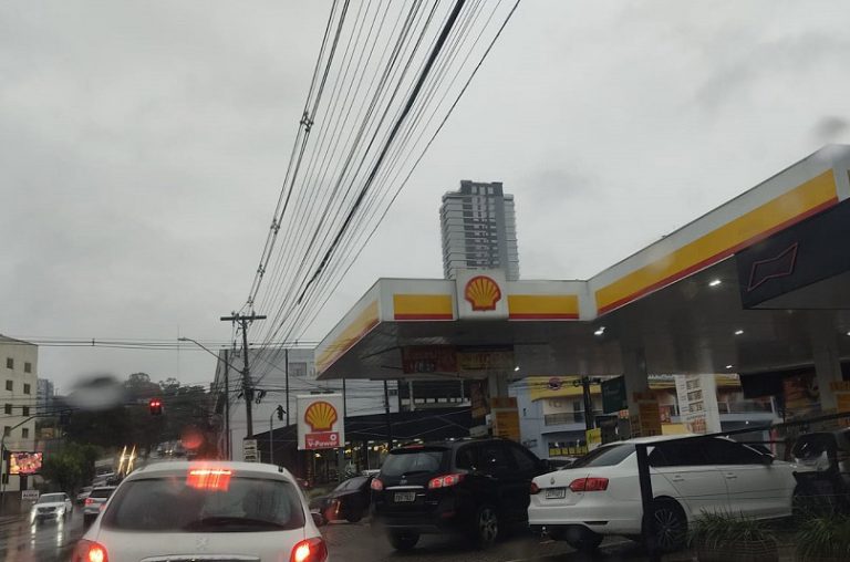 Fila do Feirão do Imposto começou de madrugada em Beltrão