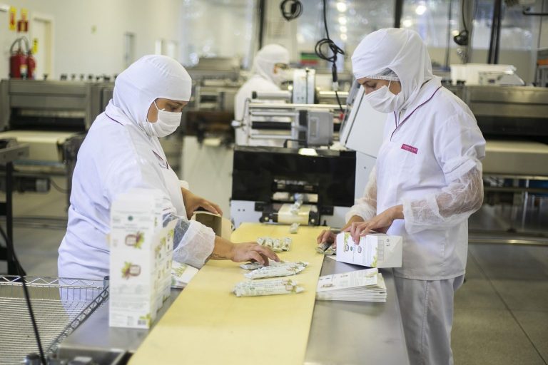 Com alimentos e bebidas em alta, produção industrial avança no Paraná