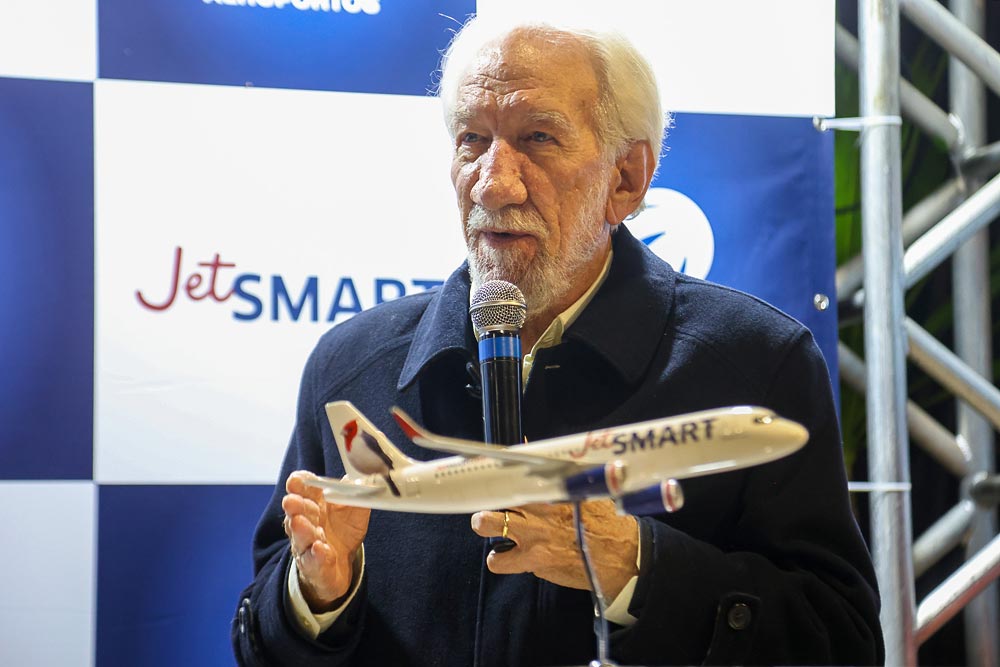 O governador em exercício Darci Piana participou, nesta quinta-feira (11), do evento que marcou o início das operações do trecho Curitiba - Buenos Aires pela companhia aérea JetSMART. Anunciado em abril deste ano, os voos partem do Aeroporto Internacional Afonso Pena, em São José dos Pinhais, na Região Metropolitana da Capital, com destino a Argentina, três vezes por semana.
Foto: Gilson Abreu/SGAS