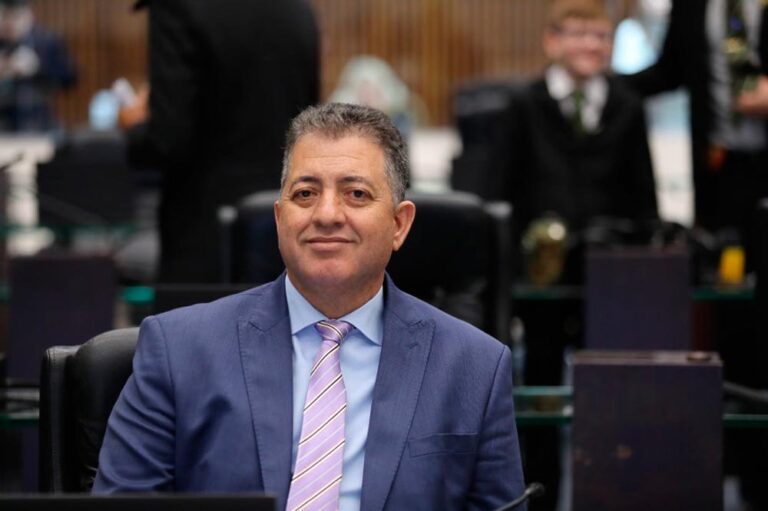 "A proposta reflete um compromisso com a inclusão social e a qualidade de vida no Paraná. O acesso a instalações sanitárias adequadas é crucial, especialmente para pessoas com deficiência, idosos, e indivíduos em situação de vulnerabilidade”, disse o deputado estadual Cobra Repórter. Créditos:Valdir Amaral/Alep