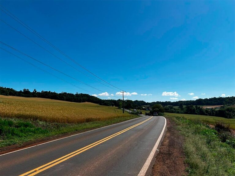 Colisão envolve três carros e deixa dois mortos