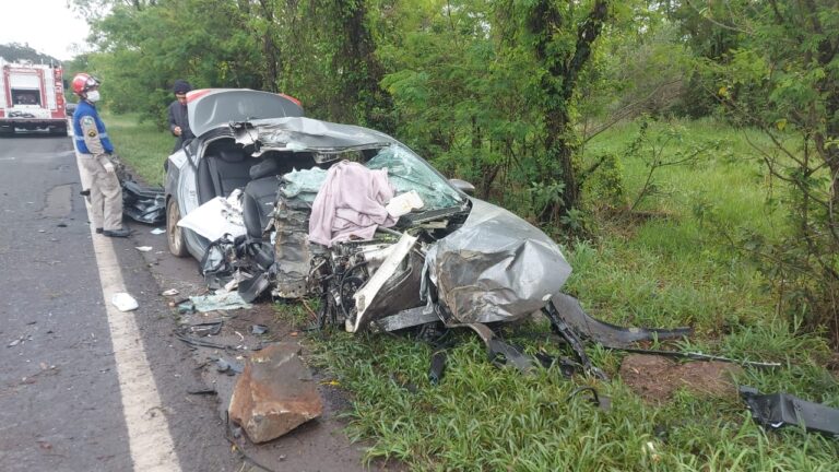 Mulher morre e homem fica ferido em grave acidente na PR-182