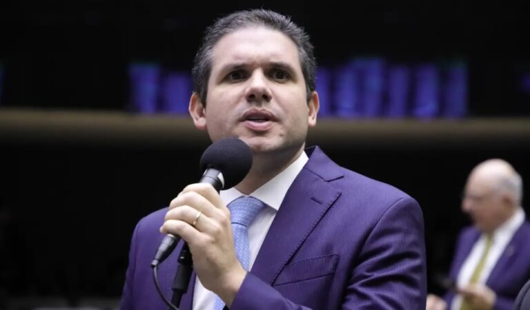 Lira anuncia Hugo Motta como candidato à presidência da Câmara