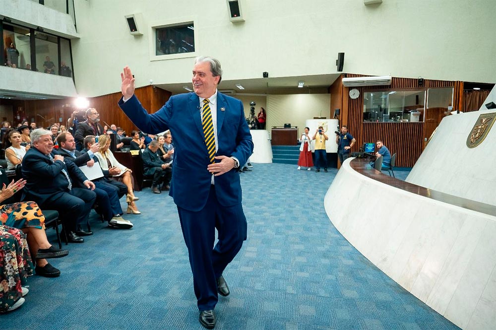 Wilson Picler é aplaudido na Assembleia Legislativa do Paraná, onde palestrou sobre o futuro da educação a distância no Brasil.