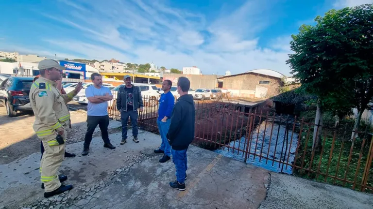 O grupo recebe as orientações do Corpo de Bombeiros para fazer a incursão com a grua e máximo de segurança. Foto: Beto Rossatti