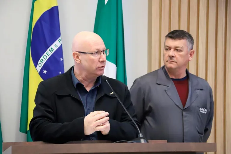 Gauer Polo e Julio Dias na reunião da Câmara. Foto: Assessoria