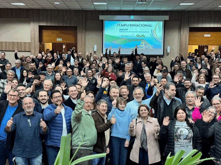 No final, a foto das autoridades — prefeitos, diretores da Itaipu, dirigentes de organizações, etc. — com os participantes do evento, que lotou a Amsop. Foto: Facebook/Dep. Luciana