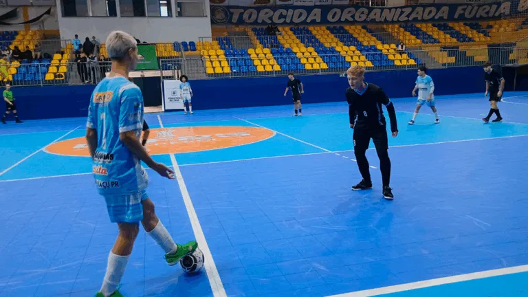 Partida de futsal masculino no Ginásio Arrudão, pela fase macrorregional dos Jeps. Foto: José Flávio Pedrão