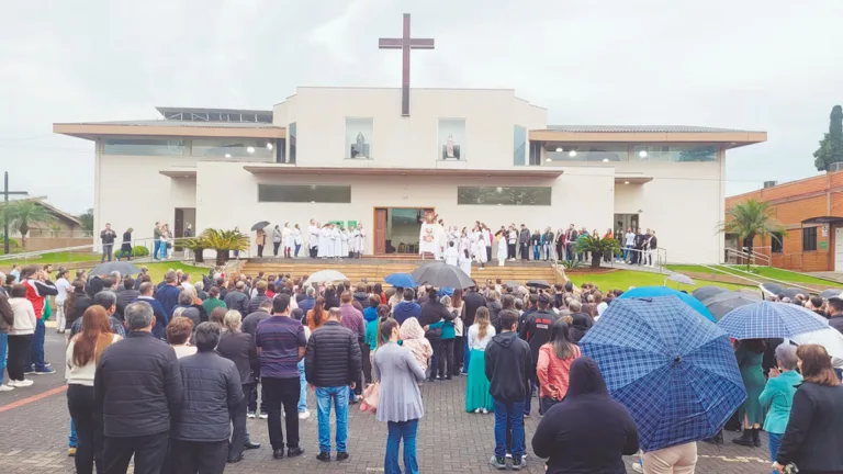 Aproximadamente 900 fiéis celebraram Corpus Christi em Marmeleiro