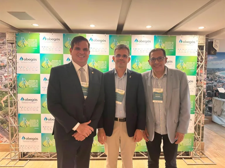 André Pepitone, Prof. Euler Macedo, Diretor do Centro de Energias Alternativas e Renováveis da UFPB e Robson Barbosa, Secretário de energia da Paraíba. Fotos: Divulgação