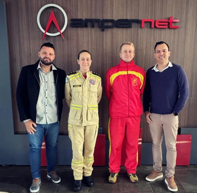 Equipe da Ampernet recebeu os oficiais bombeiros.