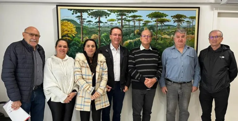 Antonio Da Caz, Elaine Anghinoni, Cintia Ramos, prefeito Antonio Pedron, dr. Lucio Duarte, Luiz Botin e Névio Urio. Foto: Assessoria
