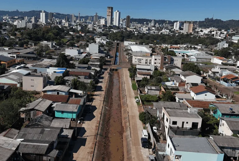 Limpeza e desassoreamento do Córrego Progresso finalizados