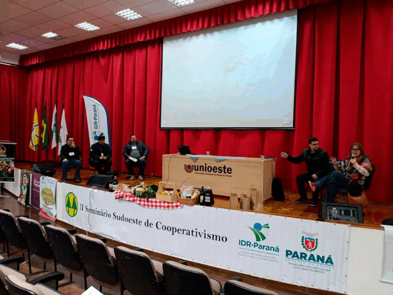 Cleverson da Silva, João Gogola, Ivori Fernandes, Jeferson Meistter e Leila Kleink, em debate no seminário. Foto: Divulgação