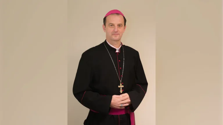 Dom Edgar faz visitas aos veículos de comunicação