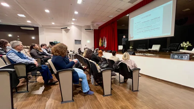 Juiz federal Clênio em sua apresentação na noite de terça-feira, na Unioeste. Foto: Niomar Pereira
