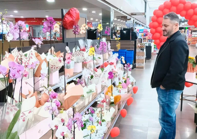 Consumidor verifica variedades de flores. Foto: Flávio Pedron