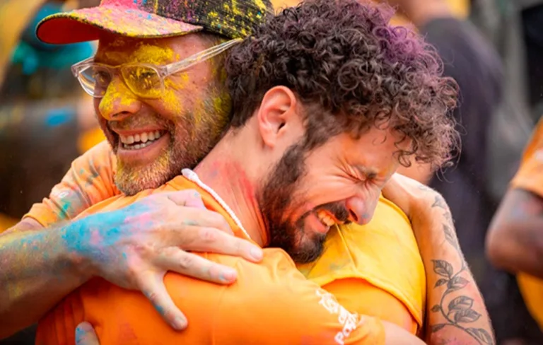 Aluno e professor do Curso Positivo comemoram aprovação no vestibular da UFPR. Crédito foto: Nizo Gomide