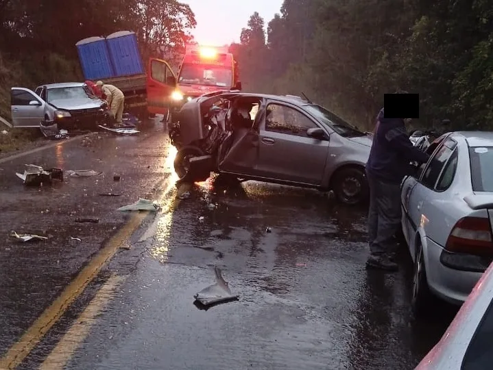 Dois acidentes no mesmo trecho da PR-281 interditaram a via na manhã desta quinta