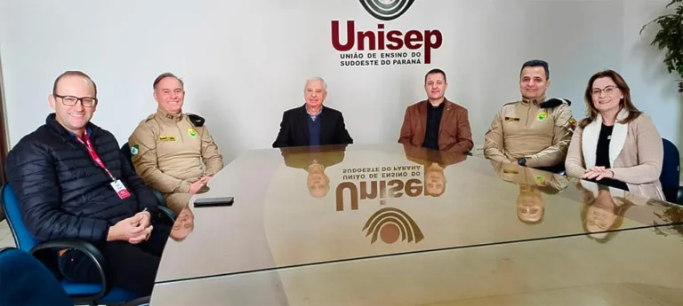 Reunidos na Unisep para firmar a parceria: Aldemir Belaver, diretor-acadêmico; Coronel Rogério Pitz, presidente da Unisep, Joseti Meimberg; Fabrício Paganini, assessor da pós-graduação em Odontologia; Major Batista e a coordenadora de Odonto, Sandriane Moreno.
