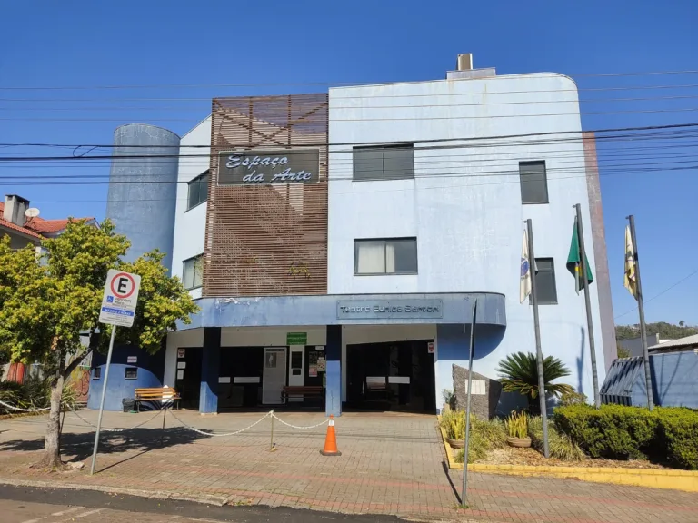 Hoje, 20 horas, no Espaço da Arte, tem teatro: A Tecelã. Imperdível