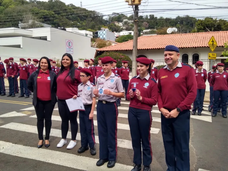 Com pais e autoridades, Colégio Vida e Ensino comemora sete anos
