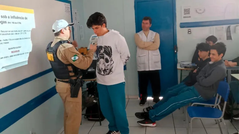 Projeto Jovem no Trânsito orienta mais de 140 alunos no Colégio Suplicy