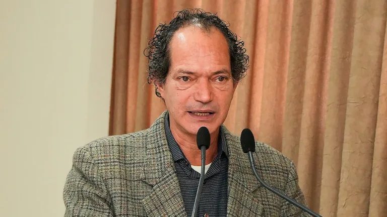 Vilmar Mazzetto recebe Moção de Aplauso por 40 anos de carreira artística