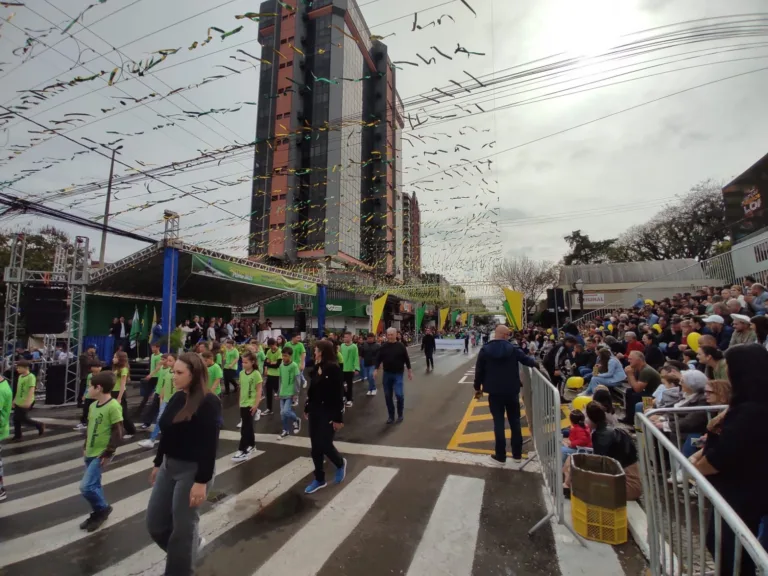 Grande desfile cívico em Francisco Beltrão
