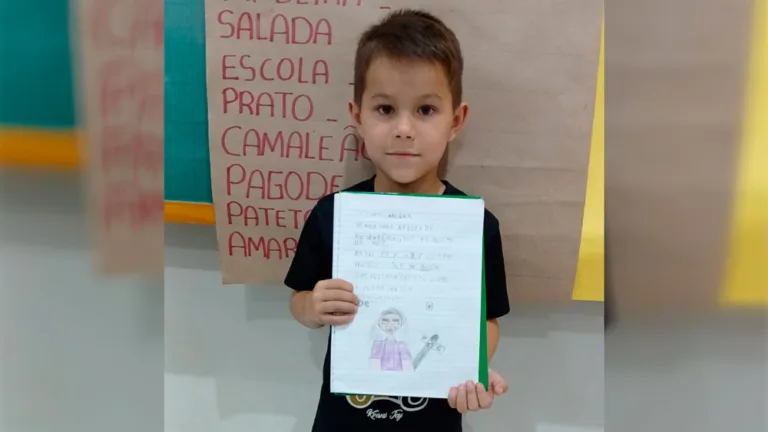 Aluno de 7 anos, da escola Sagrado Coração, é fã da repórter Michelli Arenza