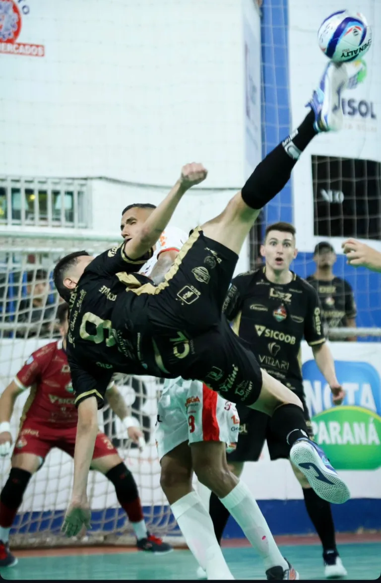 Em jogo de viradas, Galo vence o Paraná na primeira semifinal da Série Prata