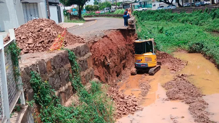 Prefeitura inicia recuperação de muro de arrimo do Rio Lonqueador