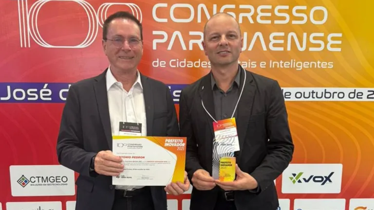 Pedron recebe prêmio de prefeito inovador