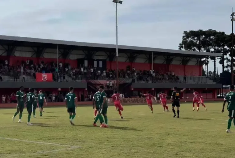 Zagueiro vai para o gol, pega pênalti e classifica o Verê para a semifinal da Terceirona