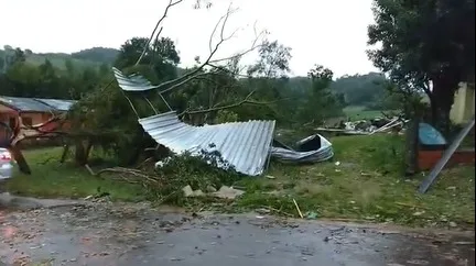 Ventos e raios causam destruição no Sudoeste e Extremo-Oeste