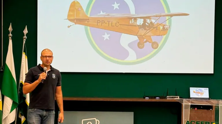 Serviços do Aeroclube e Escola de Aviação Civil expostos no Café Acefb