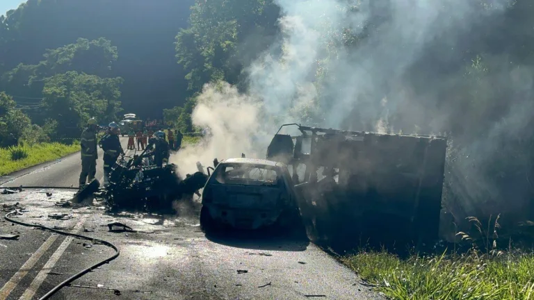 Motorista envolvido em acidente relata colisão que resultou em incêndio