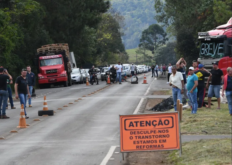 Afinal, terá greve de caminhoneiros amanhã?