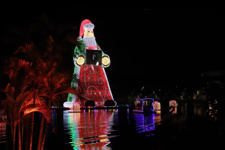 Maior Papai Noel do mundo fica no Paraná, tem 27 metros de altura