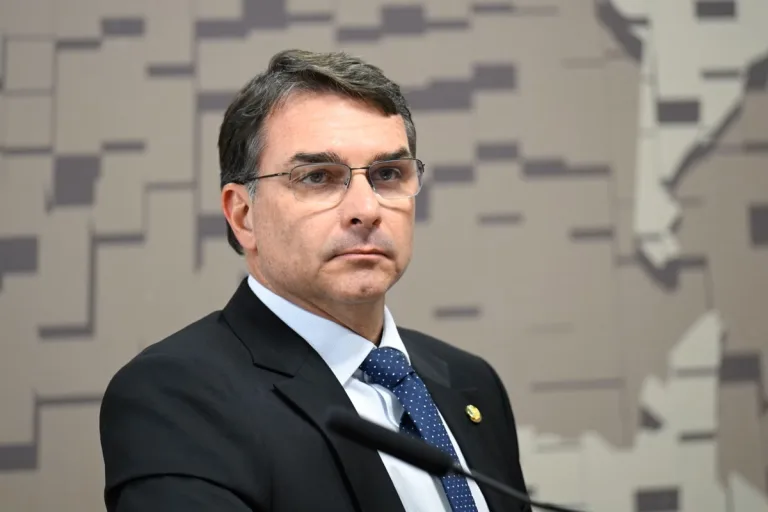 Flávio não tem vida própria, diz Zé Dirceu