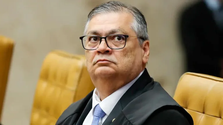 Flávio Dino manda suspender pagamento de penduricalhos nos Três Poderes